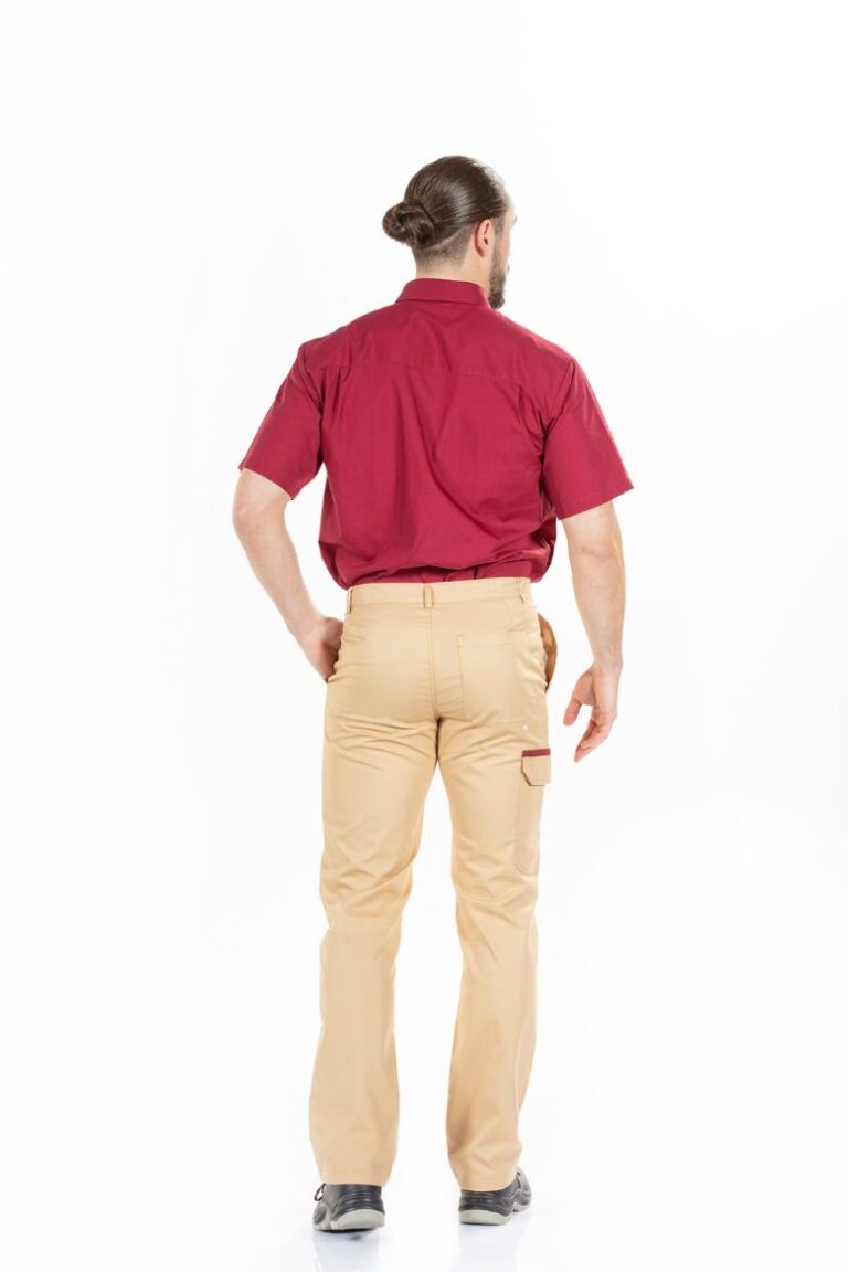 Homem vestido com uma camisa vermelha de manga curta e umas calças de trabalho de homem para Uniforme Profissional