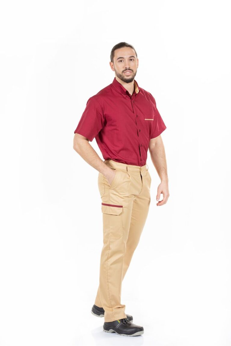 Trabalhador vestido com umas calças de trabalho de homem de cor bege e com contraste vermelho na pala do bolso lateral da perna