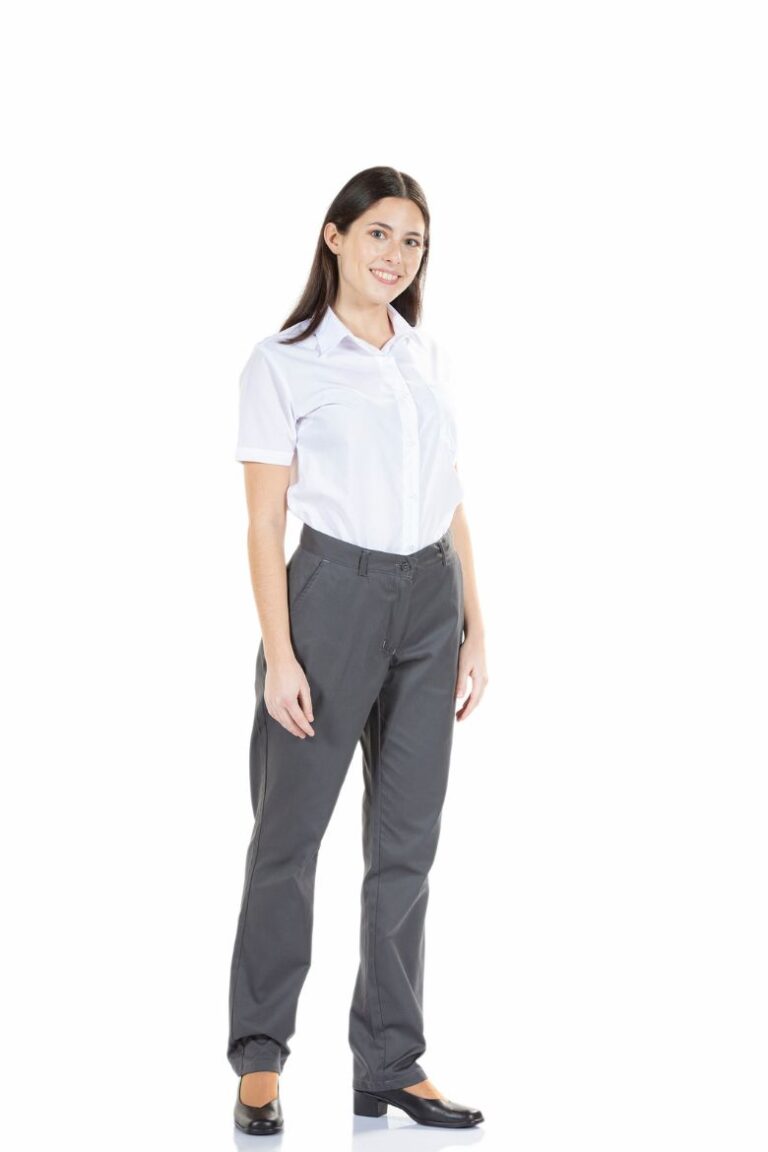 Senhora vestida com umas calças de trabalho femininas para uniforme