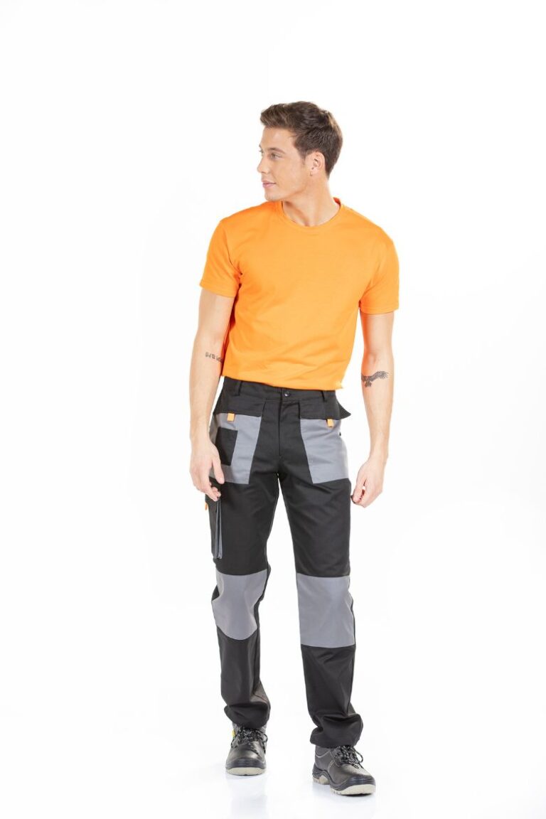 Homem vestido com calças de trabalho para construção civil multibolsos para serem usadas como farda de trabalho