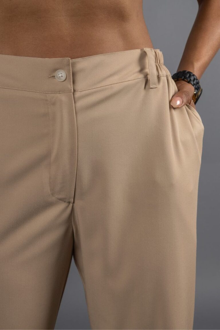 Pormenor do elástico na cintura das calças de trabalho fabricadas pela Unifardas e que podem ser usadas na área da saúde e bem-estar