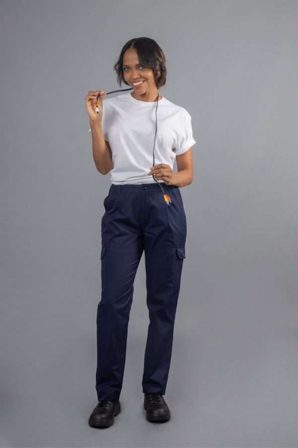 Trabalhadora vestida com umas calças multibolsos de cor azul marinho e uma t-shirt branca para serem usadas como Uniforme de Trabalho