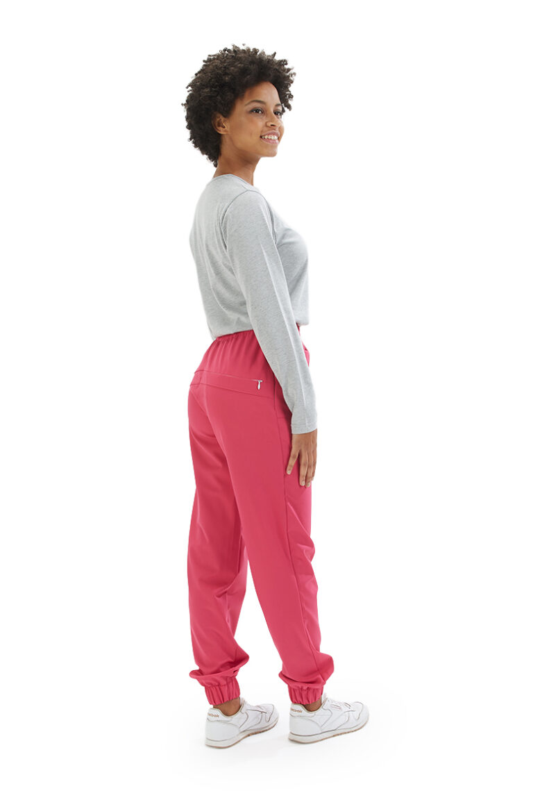 Senhora vestida com umas calças para fisioterapia cor de rosa para uniforme de saúde