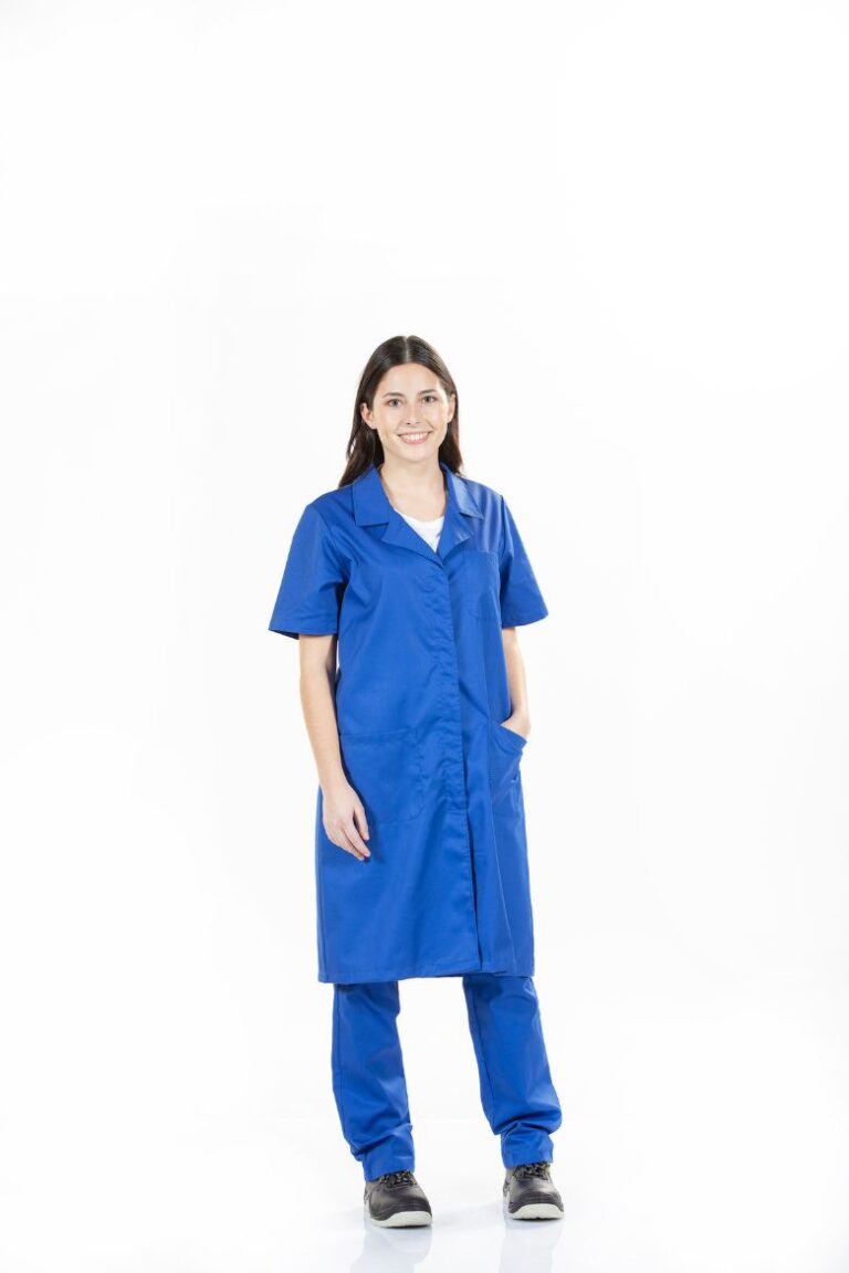 Trabalhadora da Indústria vestida com umas calças para trabalho de cor azul para uniforme profissional da Unifardas
