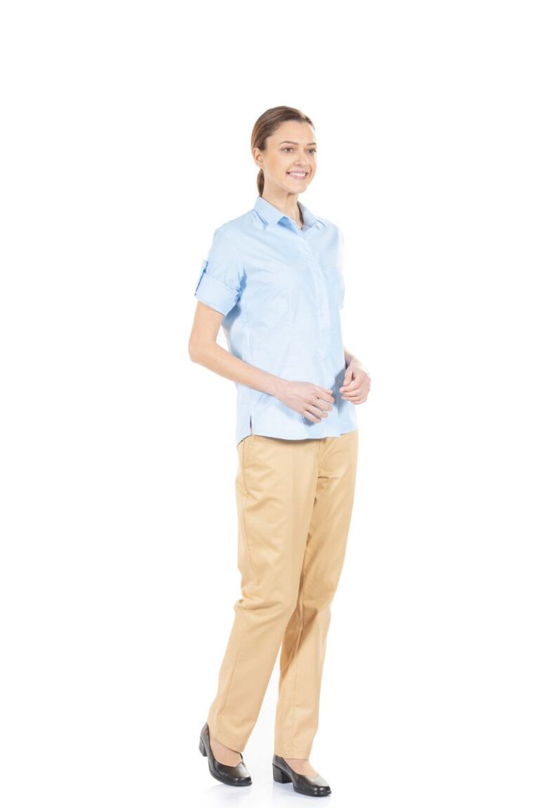 Senhora vestida com umas calças profissionais beges e uma camisa azul para Uniforme Profissional