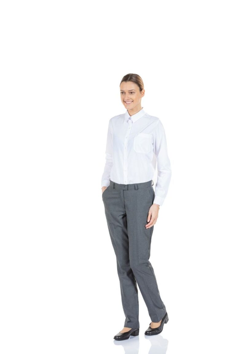 Trabalhadora da Hotelaria e Restauração vestida com uma camisa branca feminina e uma calça cinzenta para farda de trabalho fabricada pela unifardas