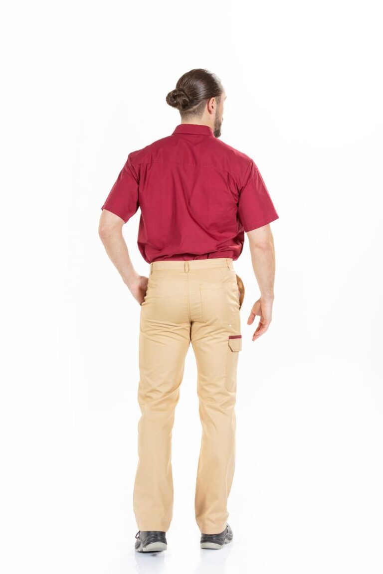 Detalhe das costas da camisa de homem para ser usada como uniforme de trabalho