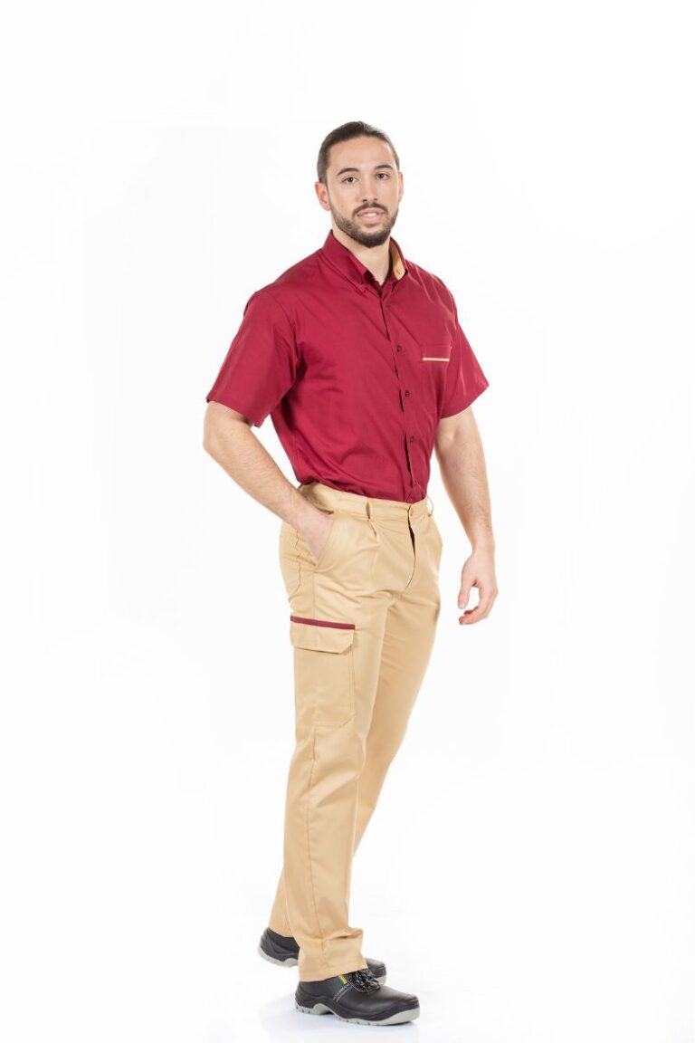 Trabalhador vestido com uma camisa de homem para ser usada como peça de vestuário de trabalho fabricada pela Unifardas