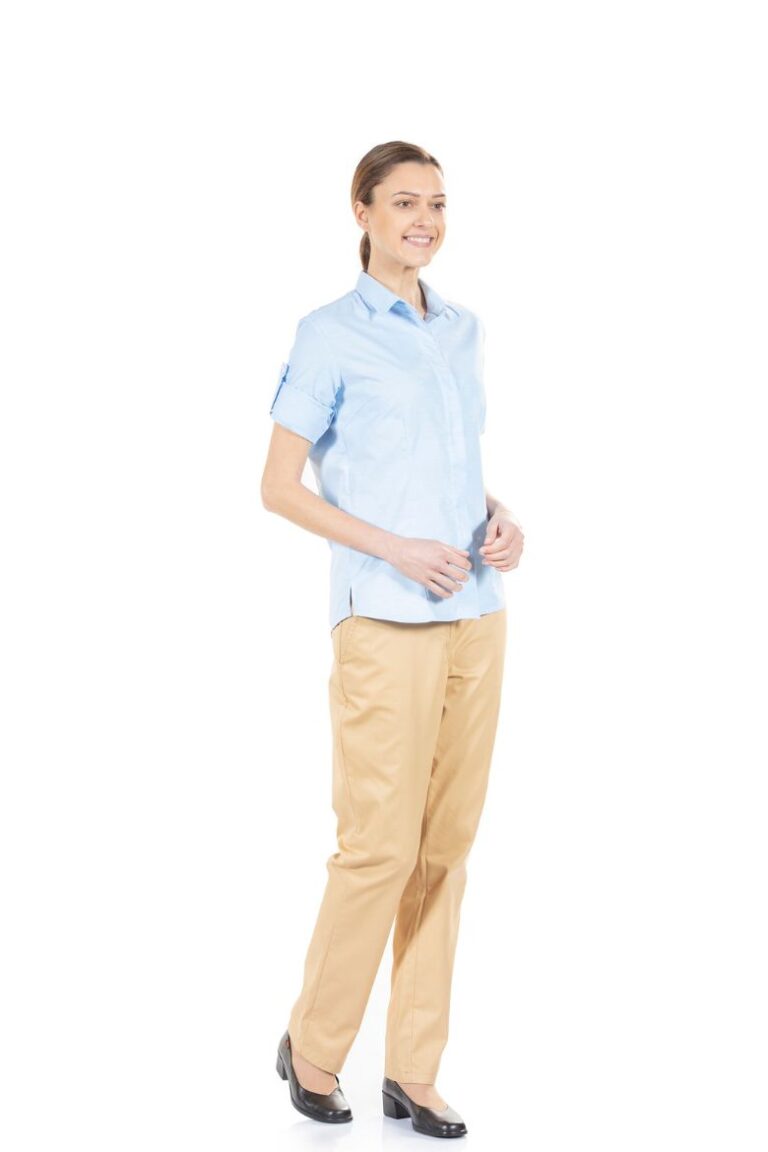 Senhora vestida com camisa de trabalho feminina de cor azul usada para Uniforme Profissional