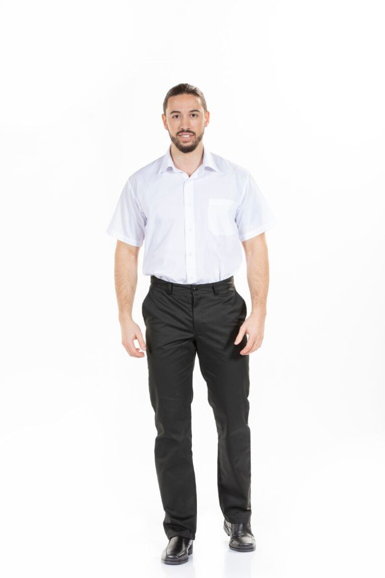 Homem vestido com uma camisa de trabalho masculina para roupa de trabalho