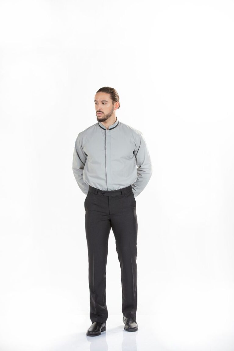 Homem vestido com uma camisa de trabalho personalizada de cor cinzenta e calças pretas clássicas para serem usadas como uniforme de trabalho