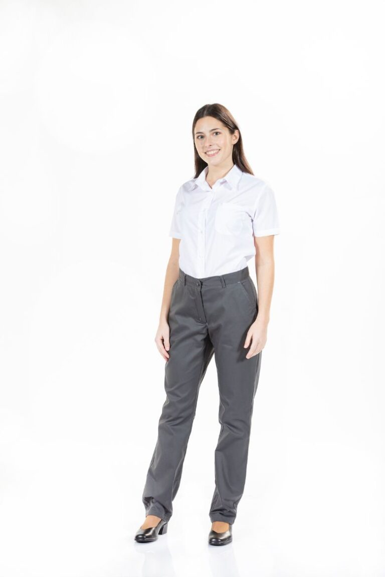 Senhora vestida com uma camisa feminina de manga curta para uniforme de trabalho