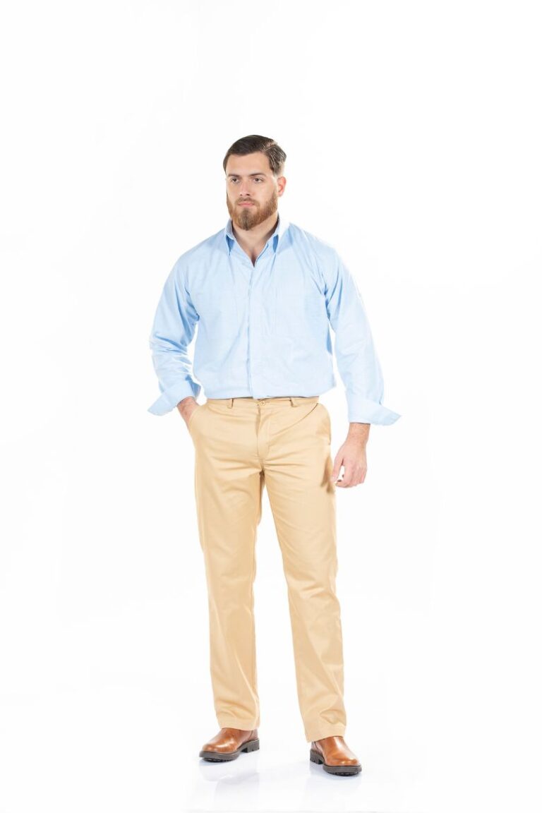 Homem vestido com uma camisa social para empresa e uma calça bege para Uniforme Profissional