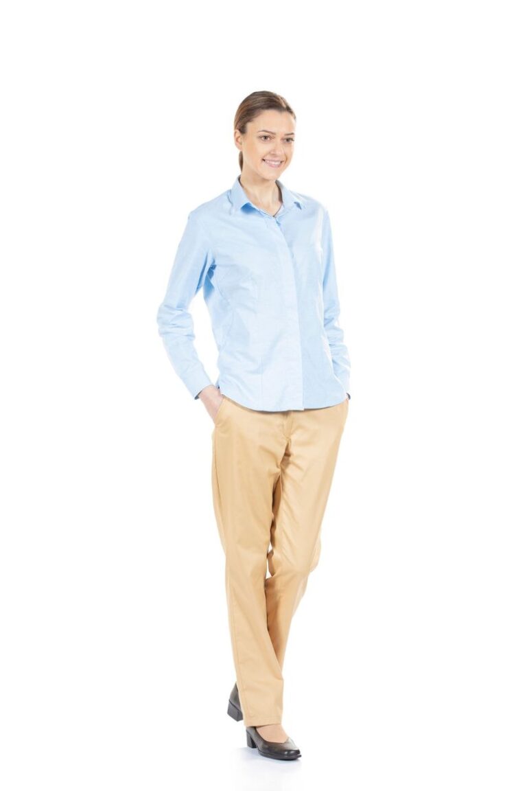 Senhora vestida com uma camisa de trabalho feminina de cor azul e calça de cor bege para uniforme de trabalho fabricado pela unifardas
