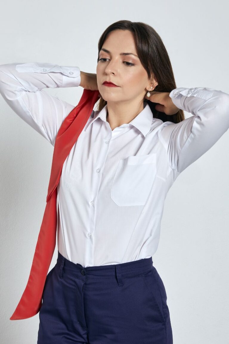 Trabalhadora vestida com uma camisa de trabalho branca de senhora fabricada pela Unifardas
