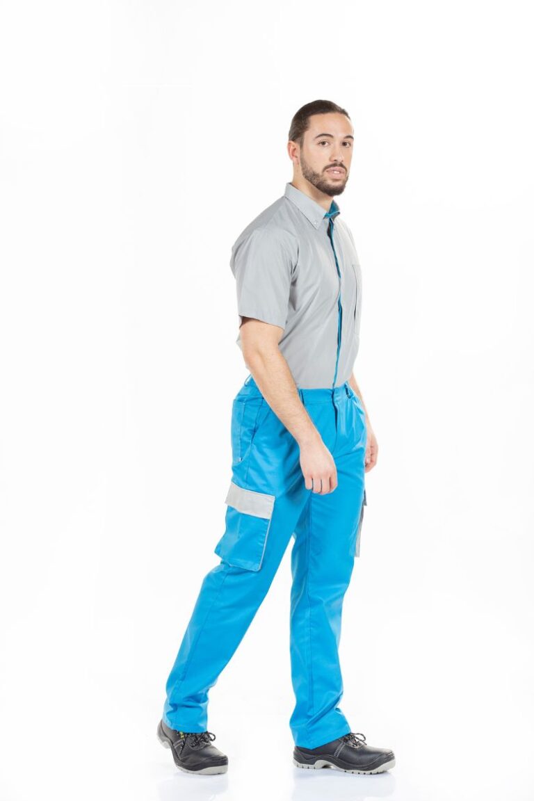 Trabalhador vestido com uma calça azul com bolso lateral na perna e uma camisa de uniforme masculino da Unifardas