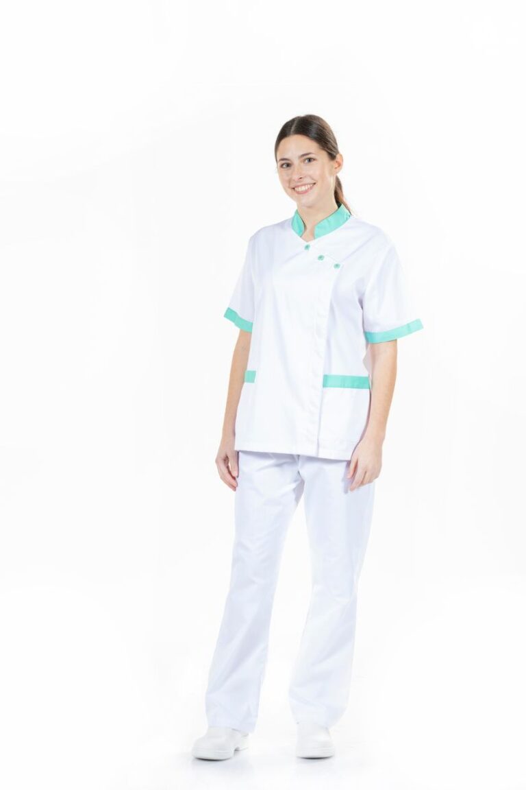 Senhora vestida com um casaco de enfermagem de manga curta de cor branca com contrastes a verde para ser usado como farda de saúde