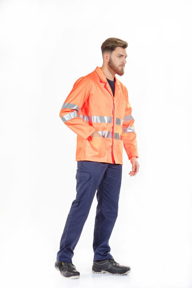 Trabalhador da indústria vestido com um casaco de trabalho de alta visibilidade