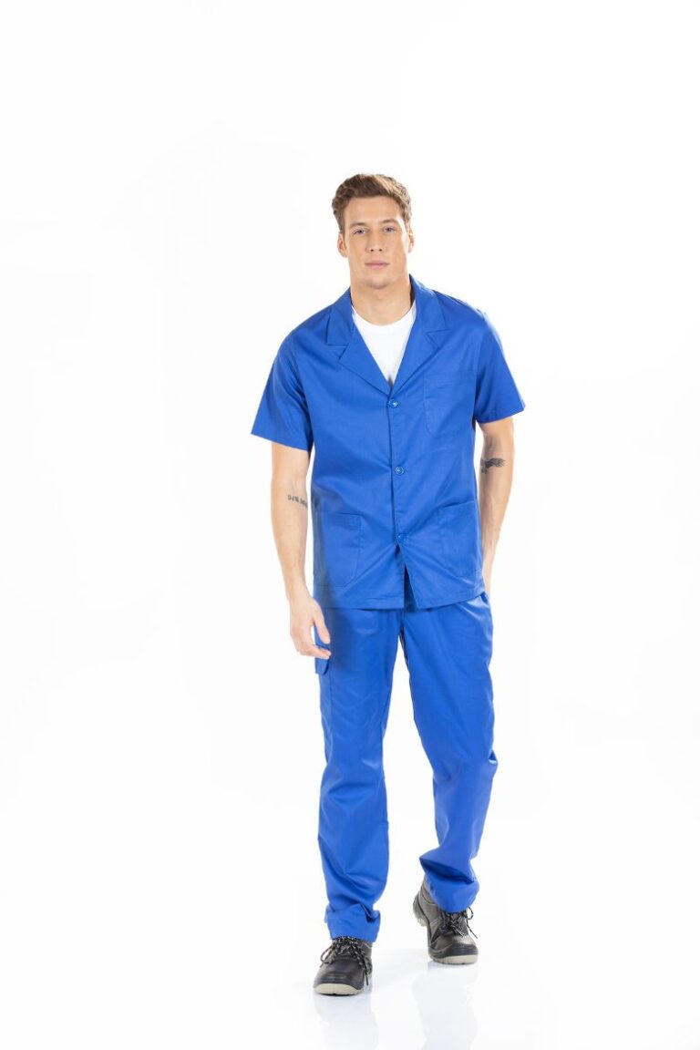 Trabalhador da indústria vestido com um casaco de trabalho de manga curta azul para ser usado como uniforme de trabalho
