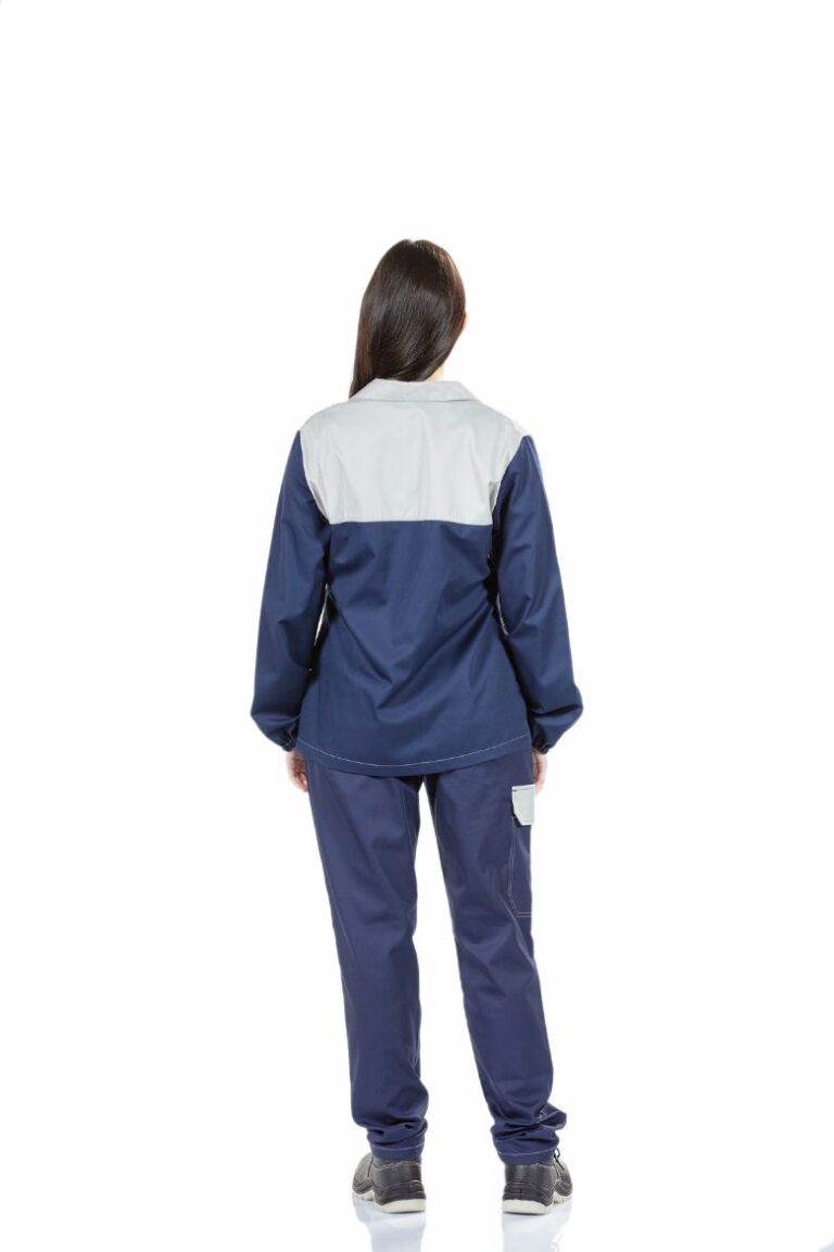 Senhora vestida com um casaco feminino de trabalho na cor azul com contraste a cinza fabricado pela Unifardas