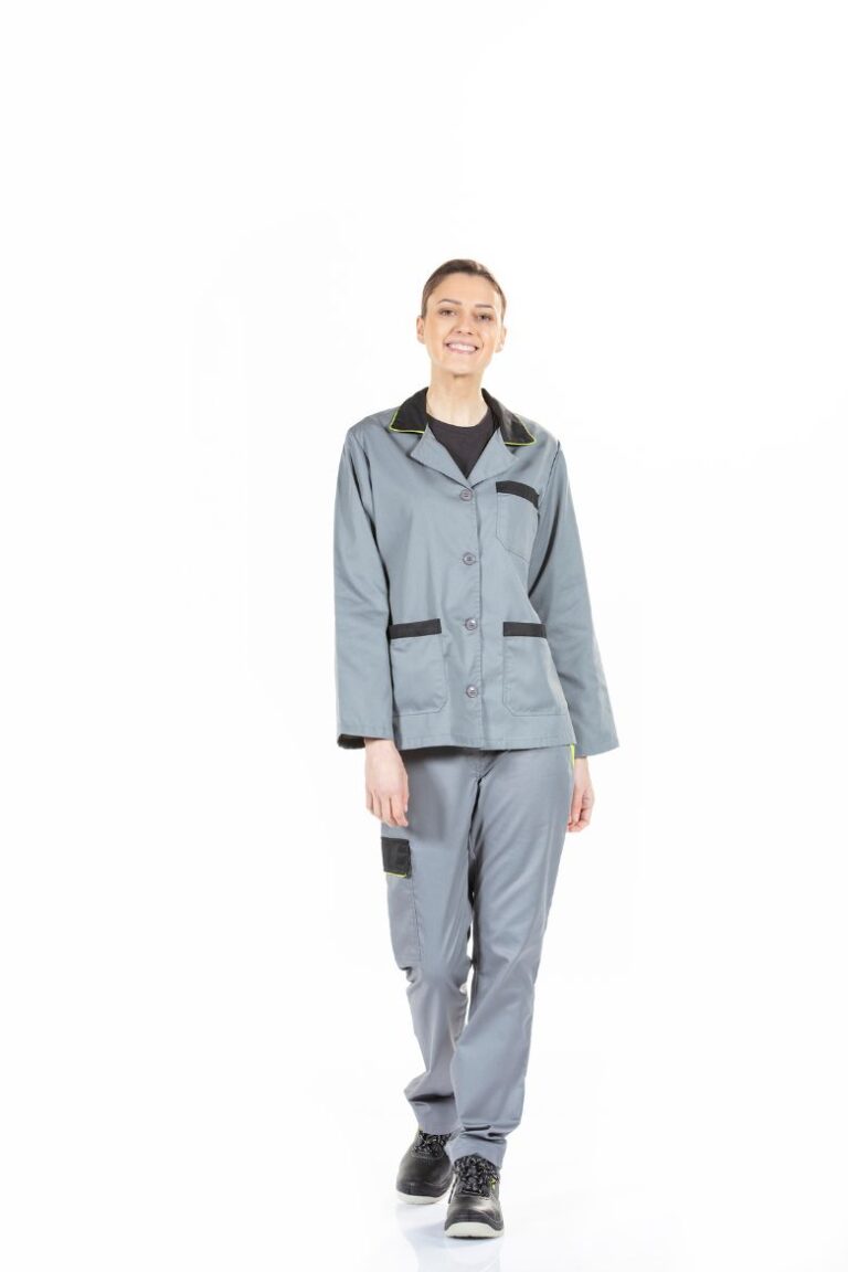 Senhora vestida com um casaco para fardas de trabalho personalizadas fabricado pela Unifardas