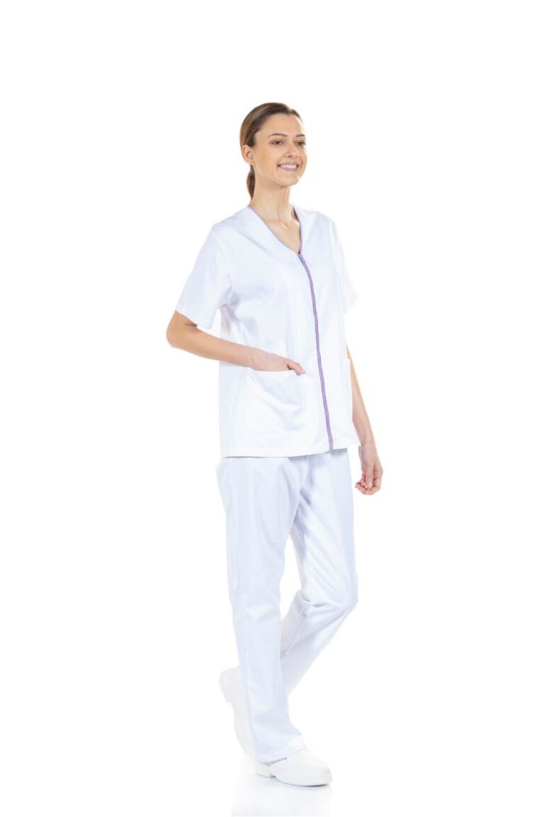Senhora vestida com um casaco branca com fecho na frente para uniforme hospitalar feminino