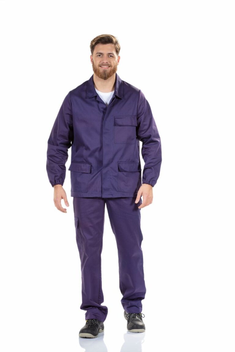 Trabalhador da Indústria vestido com um casaco retardador de chama de cor azul marinho para ser usado como roupa de trabalho