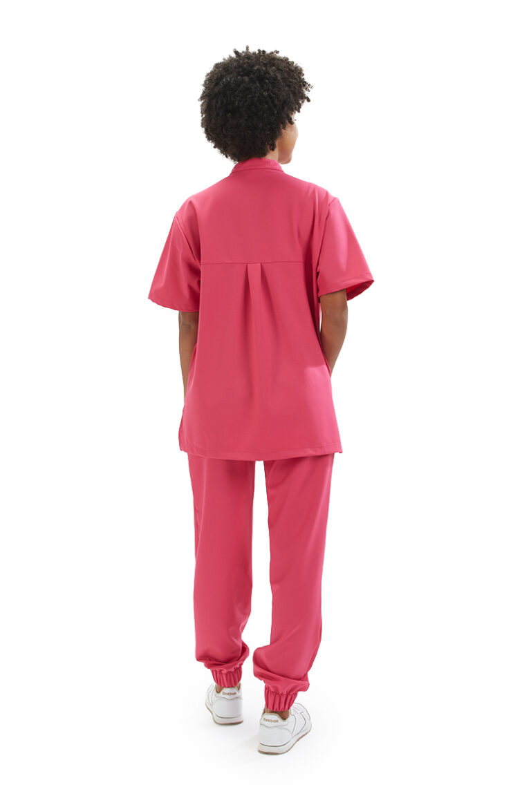 Profissional de saúde vestida com uma túnica para farda de enfermagem