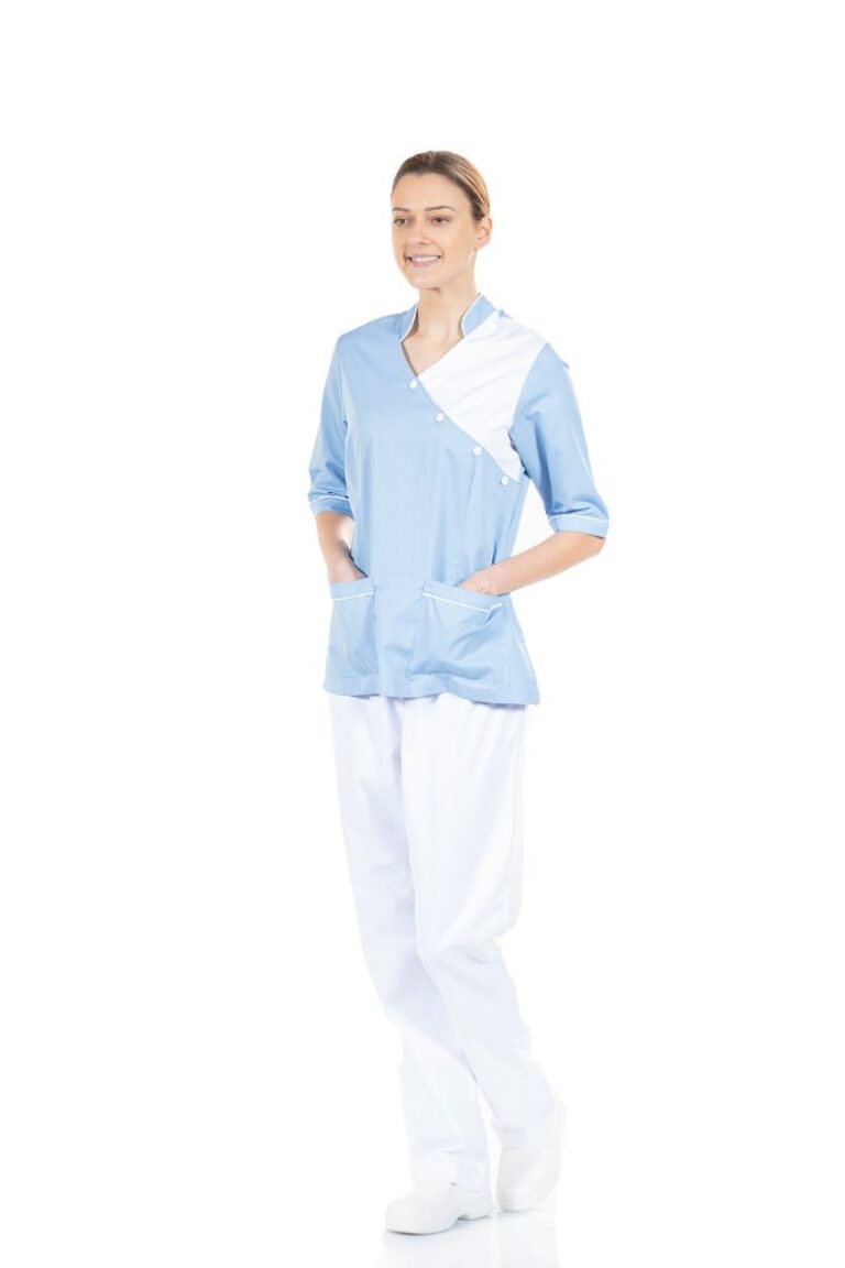 Enfermeira vestida com umas calças brancas e uma túnica azul com contrastes brancos para fardamento de enfermagem fabricado pela Unifardas