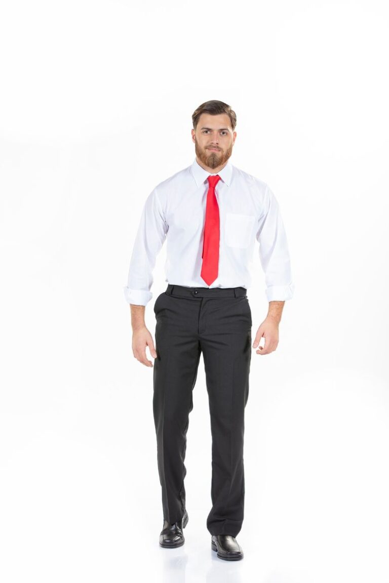 Senhor vestido com calça clássica cinza, camisa branca e uma gravata para Uniforme profissional