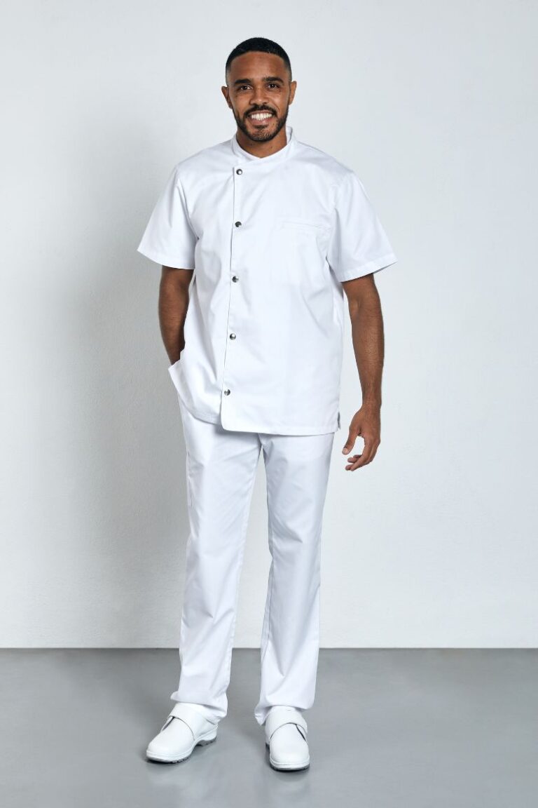 Cozinheiro vestido com uma jaleca branca de manga curta fabricada pela unifardas