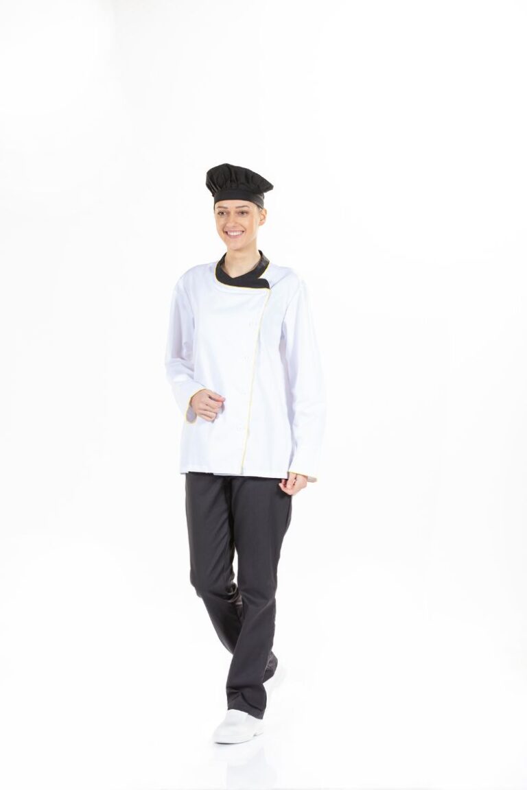 Cozinheira vestida com uma jaleca chef de cozinha de cor branca para ser usada como uniforme de trabalho