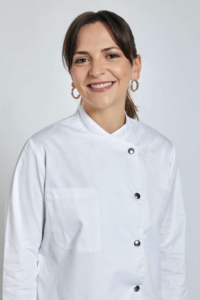 Cozinheira vestida com uma Jaleca feminina branca fabricada pela Unifardas