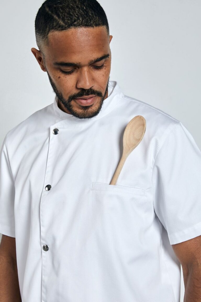 Detalhe do bolso de uma jaleca branca de manga curta usada para farda de cozinha fabricada pela Unifardas