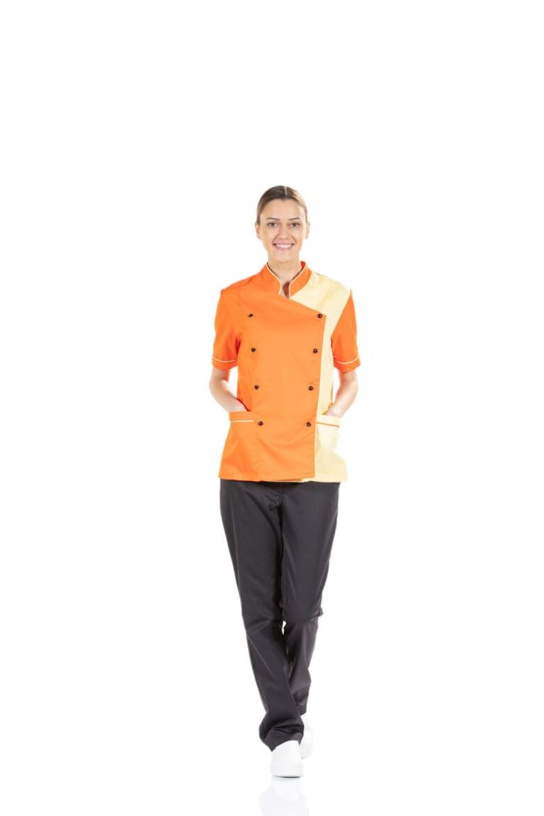 Cozinheira vestida com uma jaleca de chef personalizada fabricada pela Unifardas