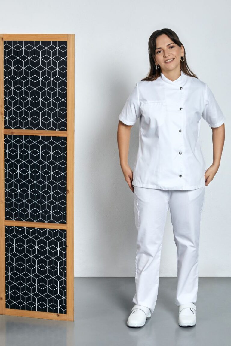 Cozinheira vestida com uma jaleca de senhora branca de manga curta para uniforme de sozinha