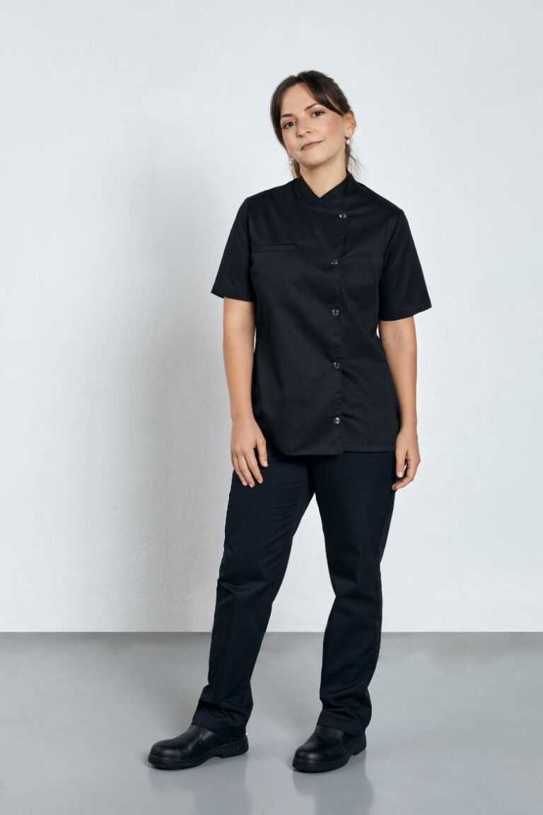 Cozinheira Vestida com uma jaleca feminina de manga curta na cor preta fabricada pela Unifardas