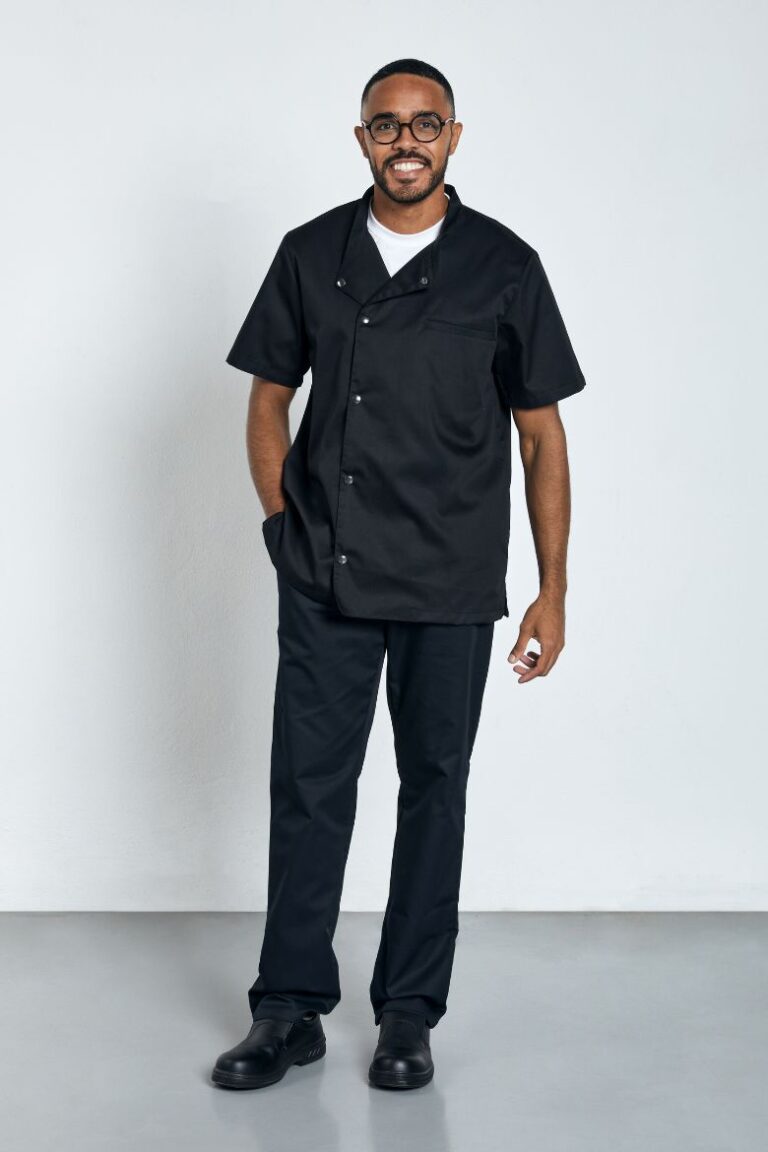 Homem vestido com jaleca preta de manga curta para uniforme de cozinha