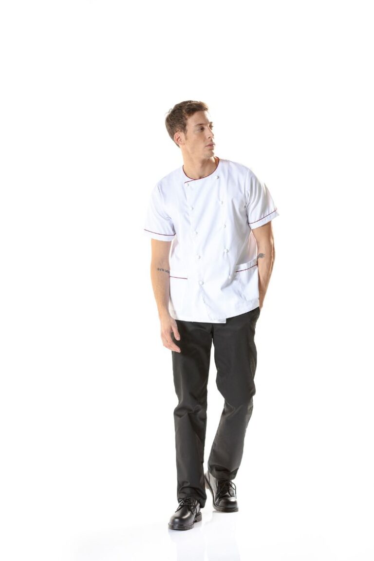 Cozinheiro vestido com um Jaleco branco de manga curta fabricado pela Unifardas