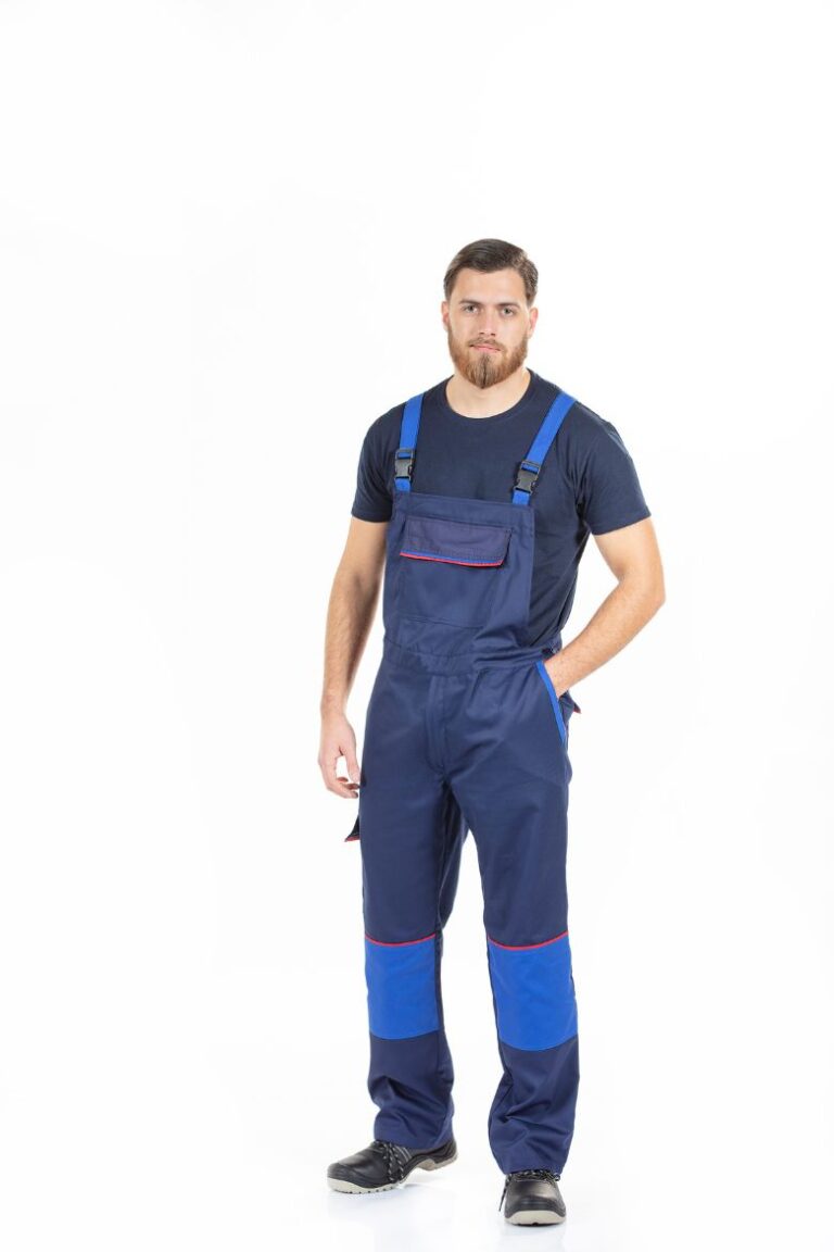 Homem vestido com uma jardineira com reforço nos joelhos para ser usada como farda de trabalho