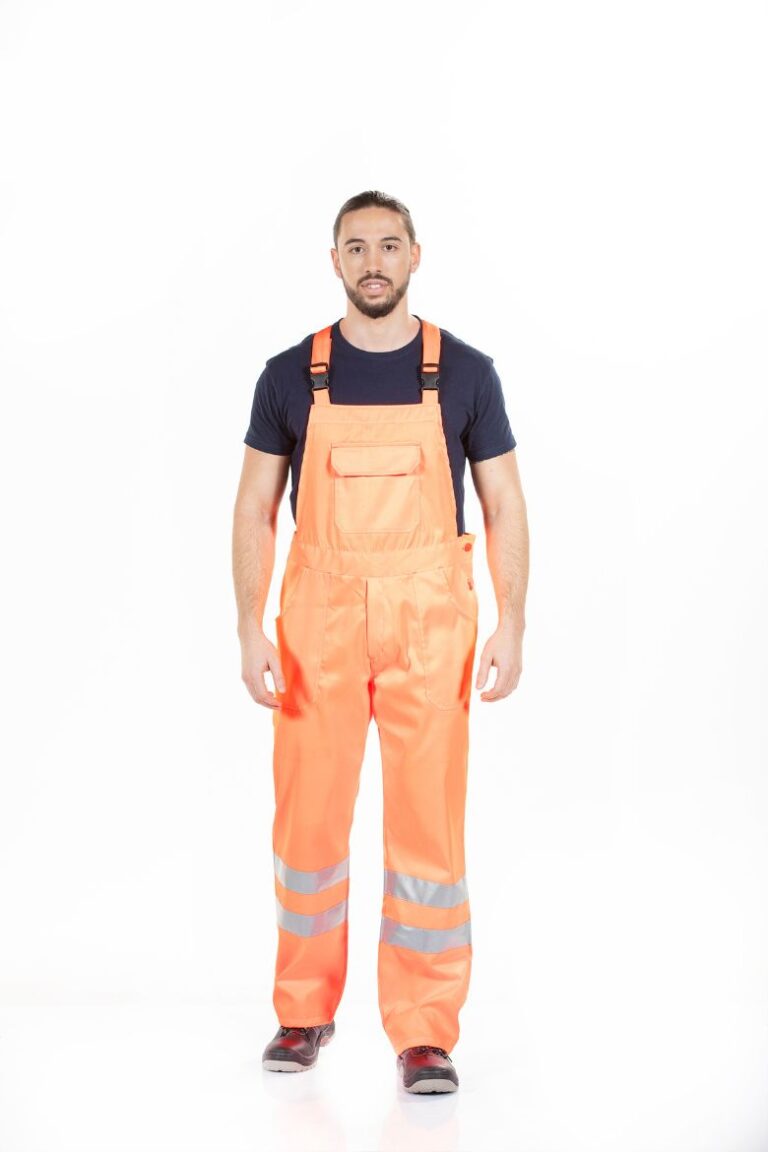 Trabalhador da Indústria vestido com uma Jardineira de alta visibilidade para ser usada como roupa de trabalho