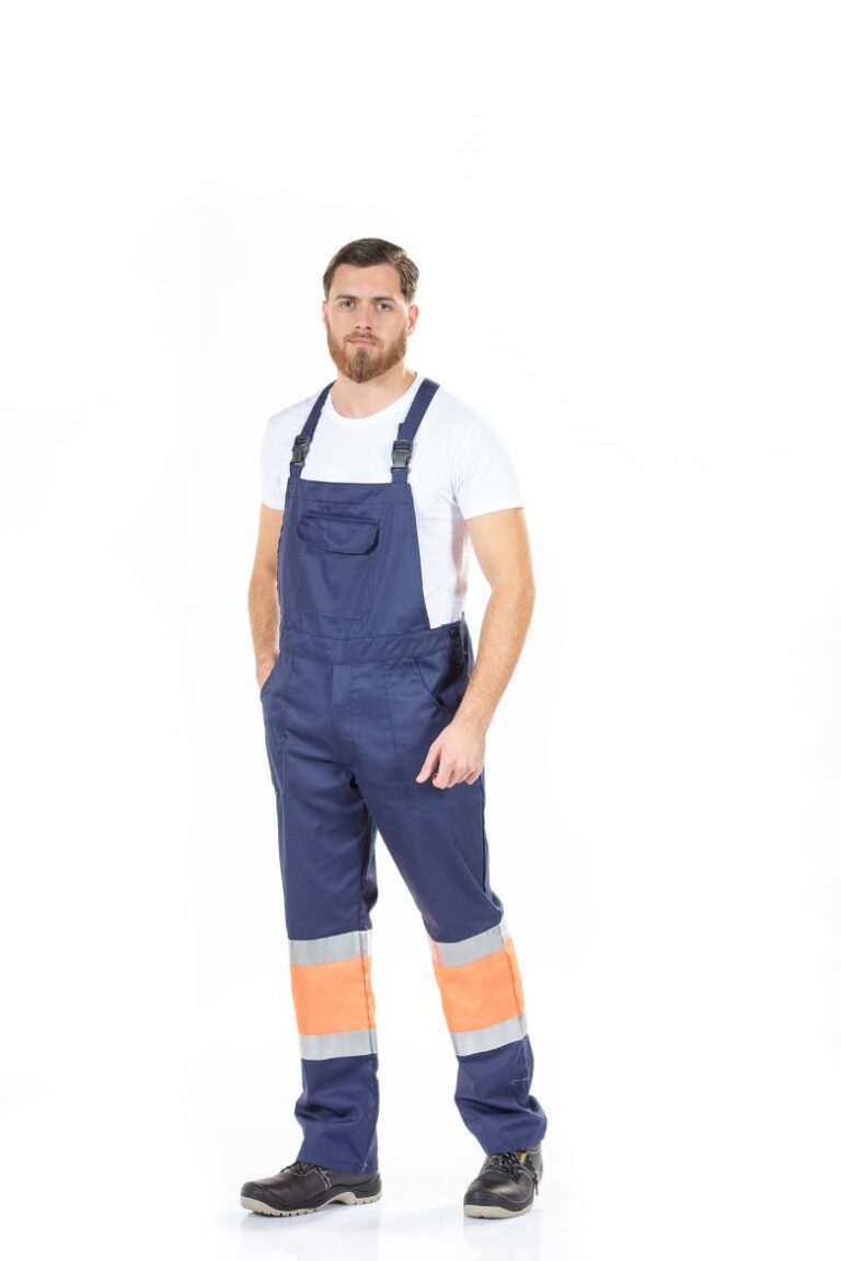 Trabalhador vestido com uma Jardineira de Homem para uniforme profissional fabricado pela unifardas