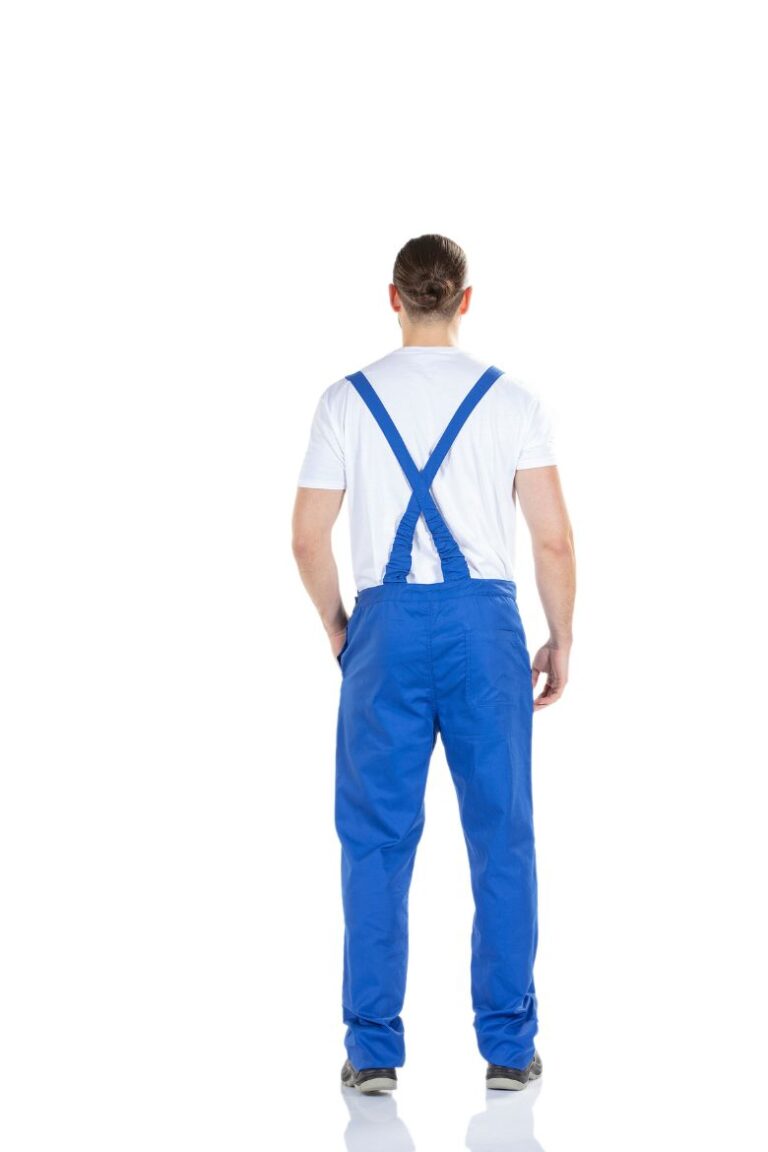 Trabalhador vestido com jardineira para trabalhar na cor azul fabricada pela Unifardas