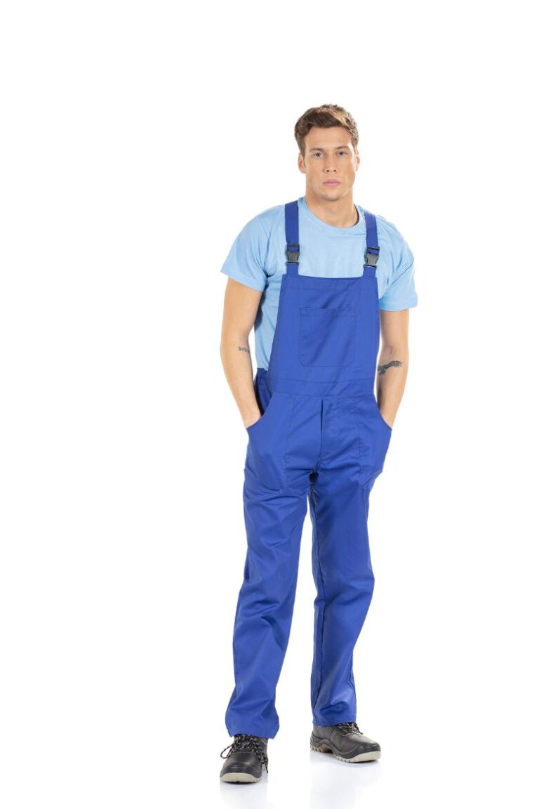 Trabalhador vestido com uma Jardineira Masculina de cor azul para ser usada como Uniforme Profissional fabricada pela Unifardas