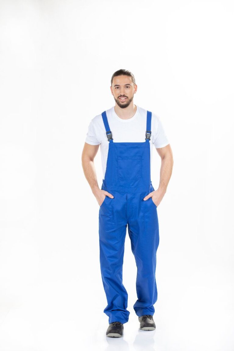 Homem vestido com uma Jardineira para Trabalhar de cor azul fabricada pela Unifardas