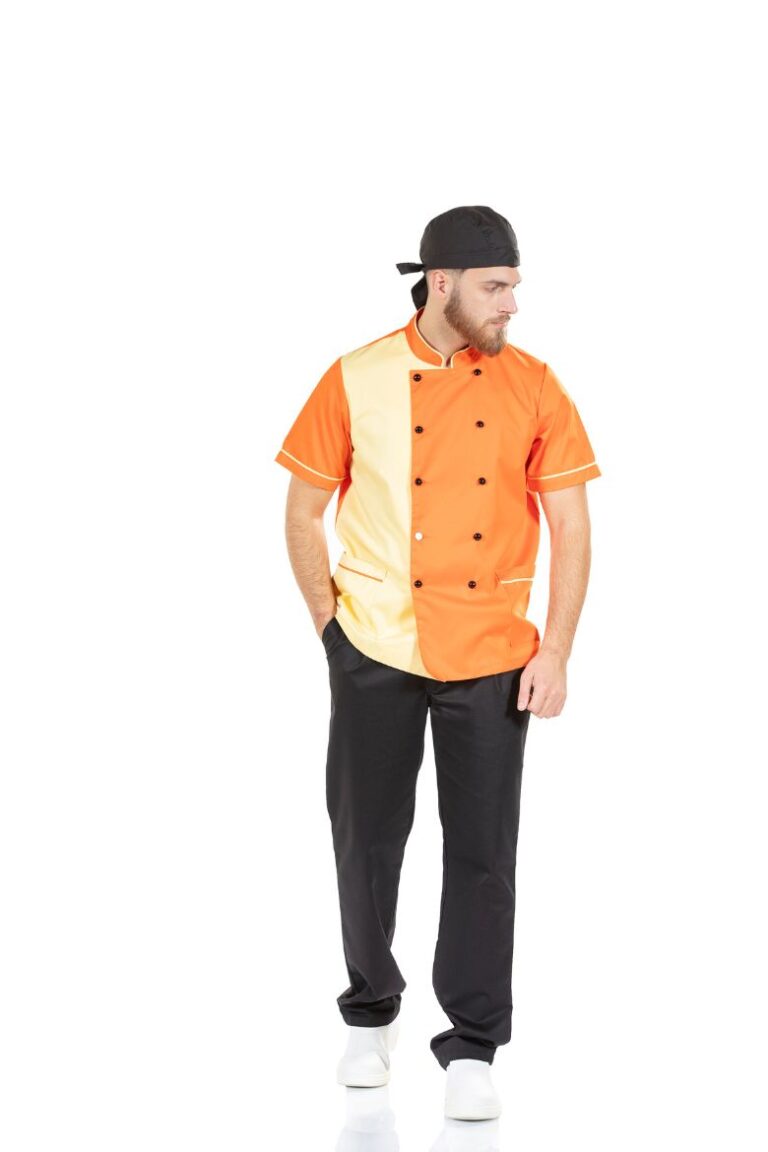 Chef de cozinha vestido com uma jaleca laranja e amarela com um lenço de cozinheiro para ser usado como Uniforme de Cozinha fabricado pela Unifardas