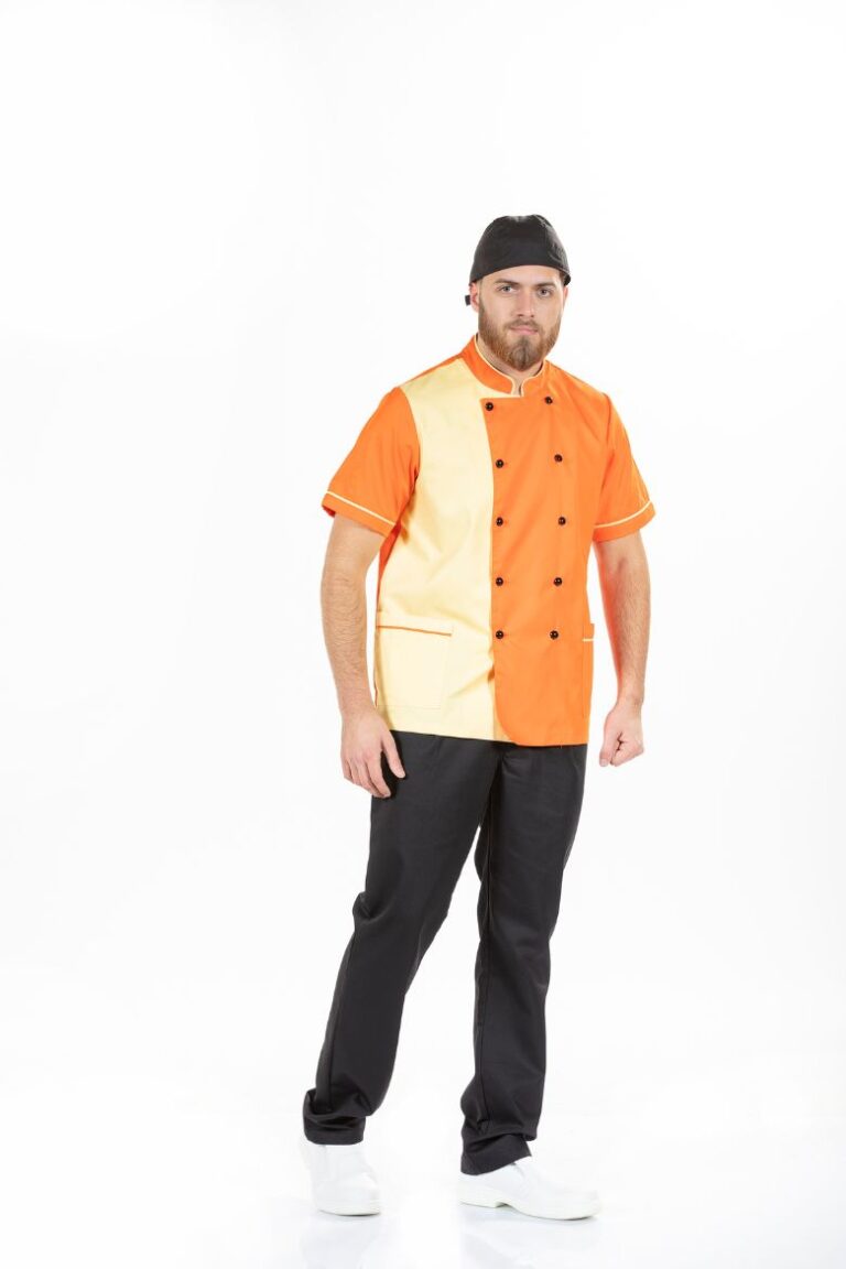 Chef de cozinha vestido com uma jaleca laranja e amarela com um lenço de cozinheiro para ser usado como Uniforme de Cozinha fabricado pela Unifardas