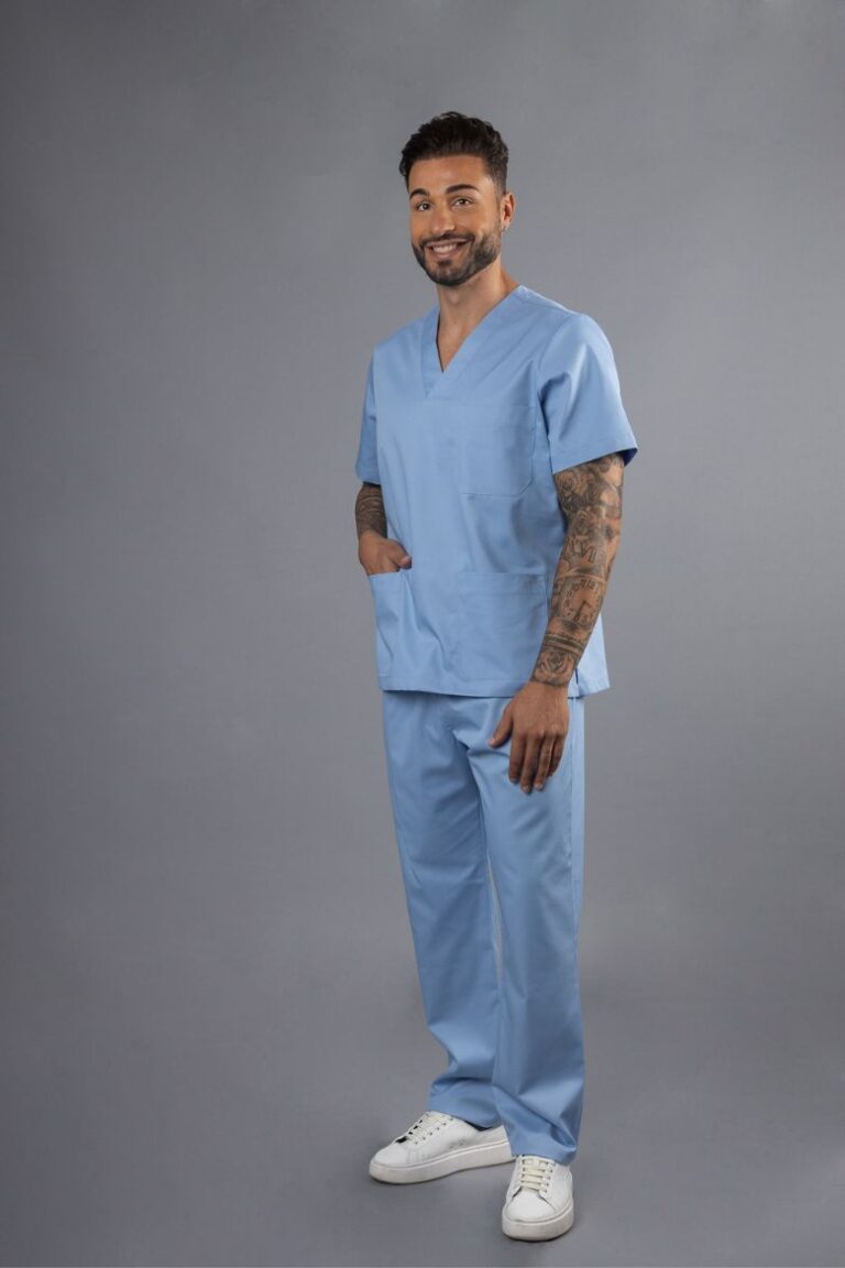 Enfermeiro vestido com um pijama cirúrgico azul fabricado pela Unifardas