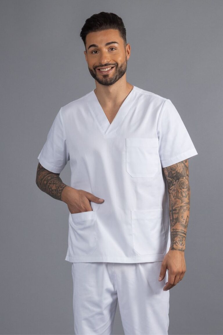 Pormenor do bolso de um pijama cirúrgico branco masculino para ser usado como farda de saúde