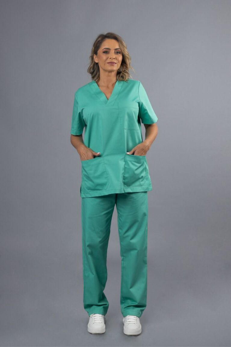 Senhora vestida com um Pijama Cirúrgico de Veterinário fabricado pela Unifardas para ser usada como Uniforme para a área da saúde